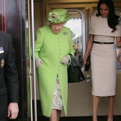 La Reina Isabel y Meghan Markle en el tren a su llegada a Cheshire