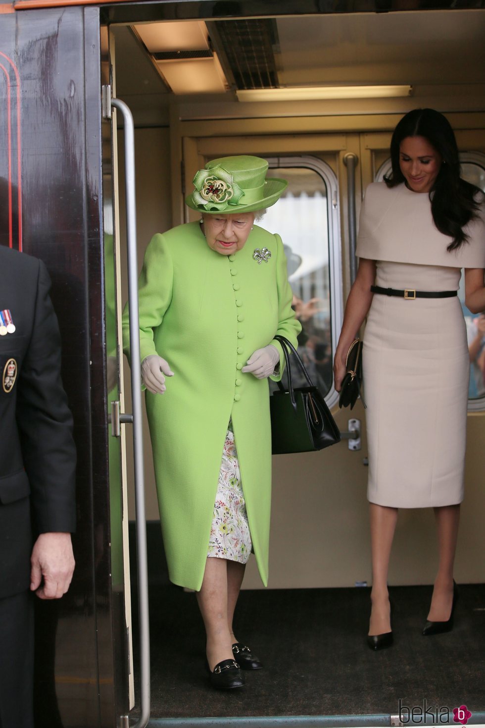 La Reina Isabel y Meghan Markle en el tren a su llegada a Cheshire