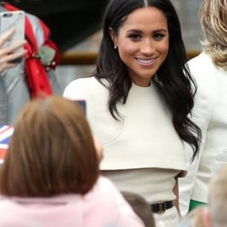 Meghan Markle  saluda durante su visita a Cheshire