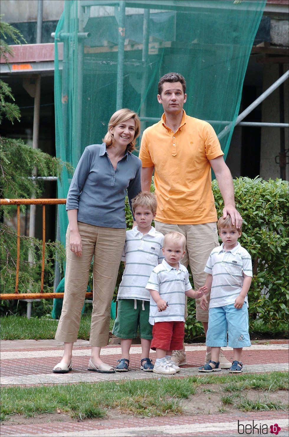 La Infanta Cristina e Iñaki Urdangarin con sus hijos Juan, Pablo y Miguel en Barcelona