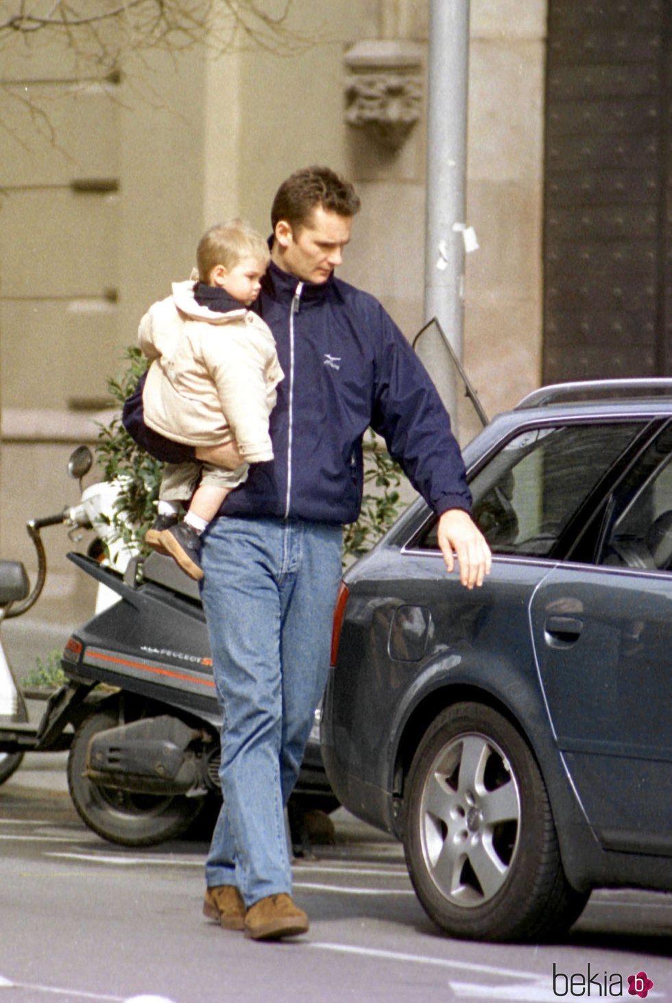Iñaki Urdangarin con su hijo Juan en brazos antes de coger el coche