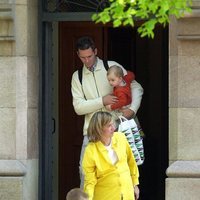 La Infanta Cristina e Iñaki Urdangarin con sus hijos Juan y Pablo Urdangarin saliendo de una iglesia