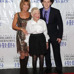 Nancy Spielberg, Leah Adler y Josh Sussman en la gala 'Children at heart'