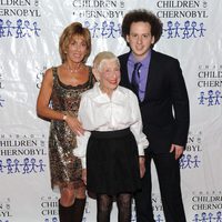 Nancy Spielberg, Leah Adler y Josh Sussman en la gala 'Children at heart'