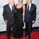 Kirk Douglas, Catherine Zeta Jones y Michael Douglas en la gala 'Children at heart'
