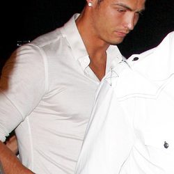 Cristiano Ronaldo luciendo en su muñeca una pulsera Power Balance