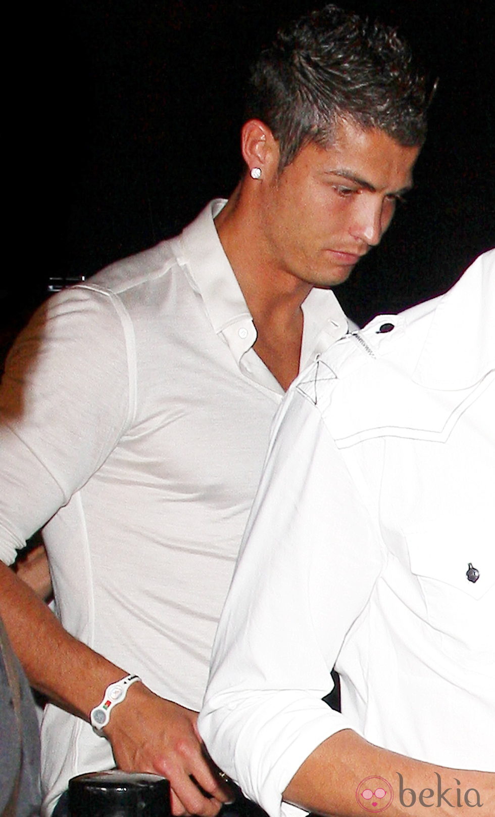Cristiano Ronaldo luciendo en su muñeca una pulsera Power Balance
