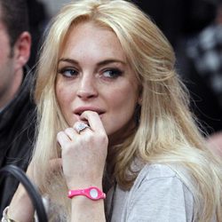 Lindsay Lohan con su pulsera Power Balance en rosa