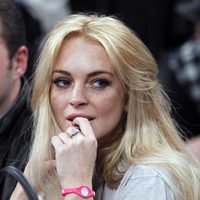 Lindsay Lohan con su pulsera Power Balance en rosa