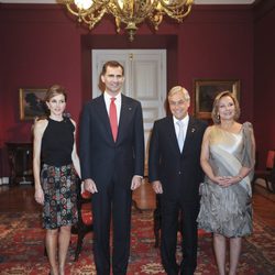 Los Príncipes de Asturias, el Presidente de Chile y la Primera Dama en el Palacio de la Moneda