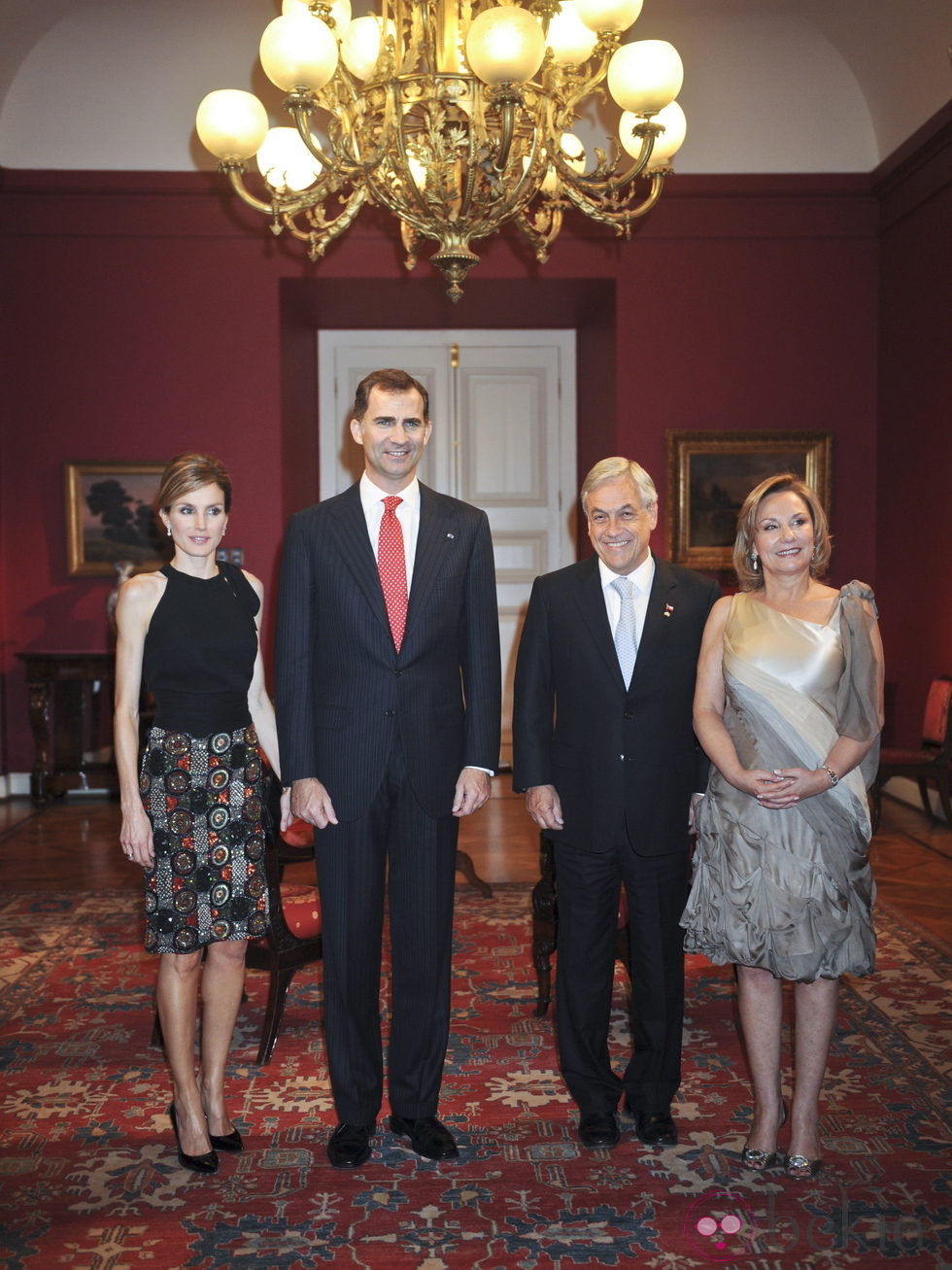 Los Príncipes de Asturias, el Presidente de Chile y la Primera Dama en el Palacio de la Moneda