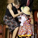La Princesa Letizia, cariñosa con una niña en una cena de gala en Chile