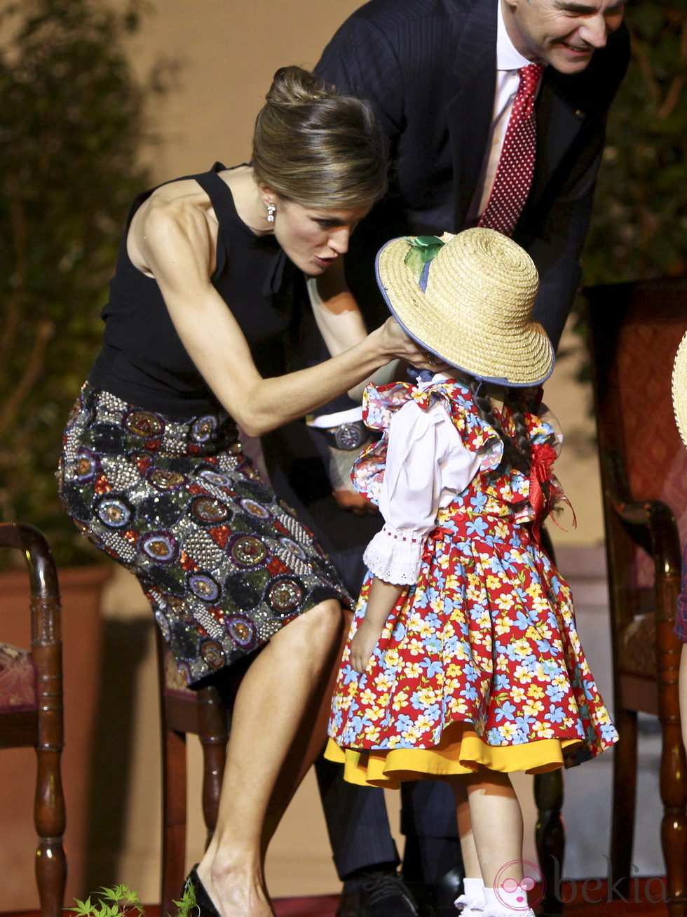 La Princesa Letizia, cariñosa con una niña en una cena de gala en Chile
