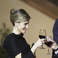 La Princesa Letizia brinda con Sebastián Piñera en la cena de gala en Chile