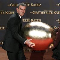 Antonio Banderas y Salma Hayek transportan un huevo en el estreno de 'El gato con botas' en Berlín