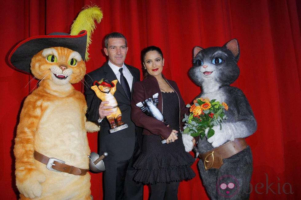 Antonio Banderas y Salma Hayek con los felinos de 'El gato con botas' en Berlín