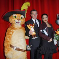 Antonio Banderas y Salma Hayek con los felinos de 'El gato con botas' en Berlín
