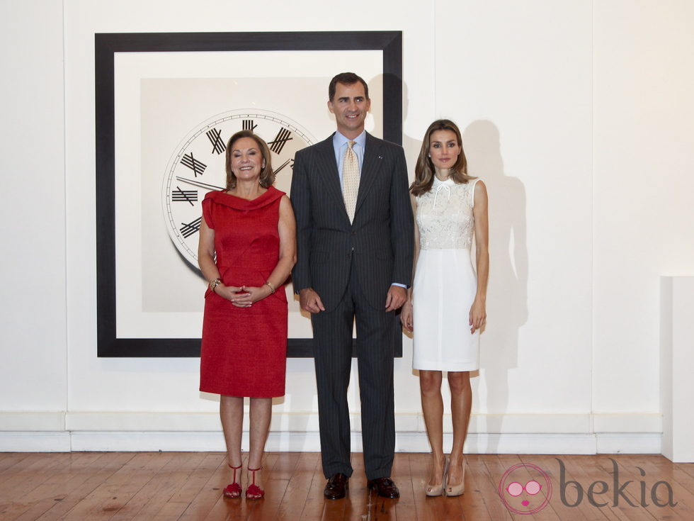 Cecilia Morel y los Príncipes Felipe y Letizia en la exposición de Chema Madoz en Chile