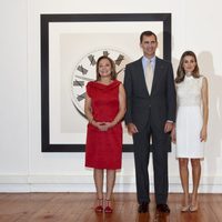 Cecilia Morel y los Príncipes Felipe y Letizia en la exposición de Chema Madoz en Chile