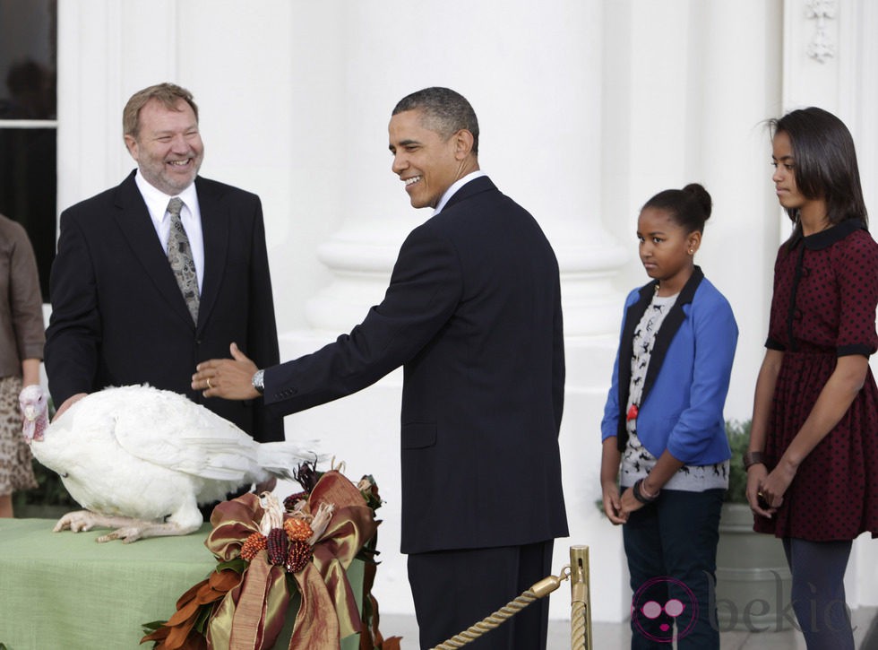 Barack Obama indultando a un pavo en Acción de Gracias