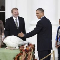 Barack Obama indultando a un pavo en Acción de Gracias