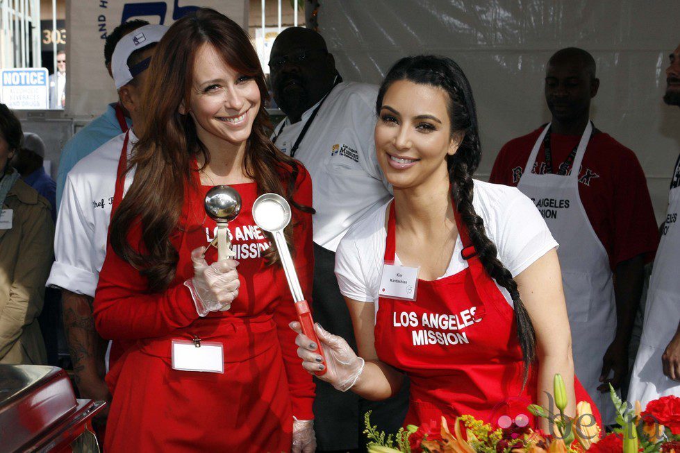 Kim Kardashian y Jennifer Love Hewitt solidarias en Acción de Gracias
