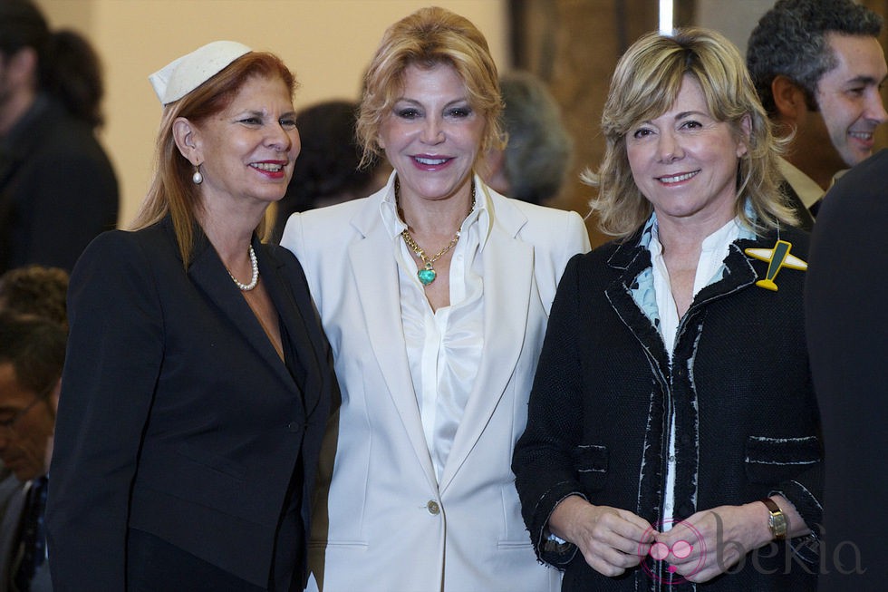 Carmen Alborch, la Baronesa Thyssen y Pilar del Castillo en la entrega de las Medallas de Oro en las Bellas Artes