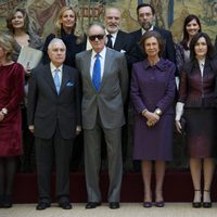 Los Reyes y Ángeles González Sinde con los galardonados con la Medalla en las Bellas Artes 2010