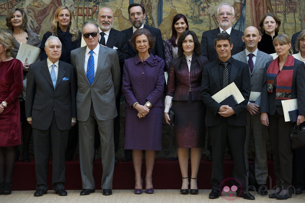 Los Reyes y Ángeles González Sinde con los galardonados con la Medalla en las Bellas Artes 2010