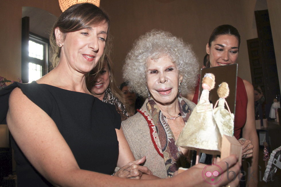 La Duquesa de Alba emocionada con su muñeca Miss Patty Cayetana