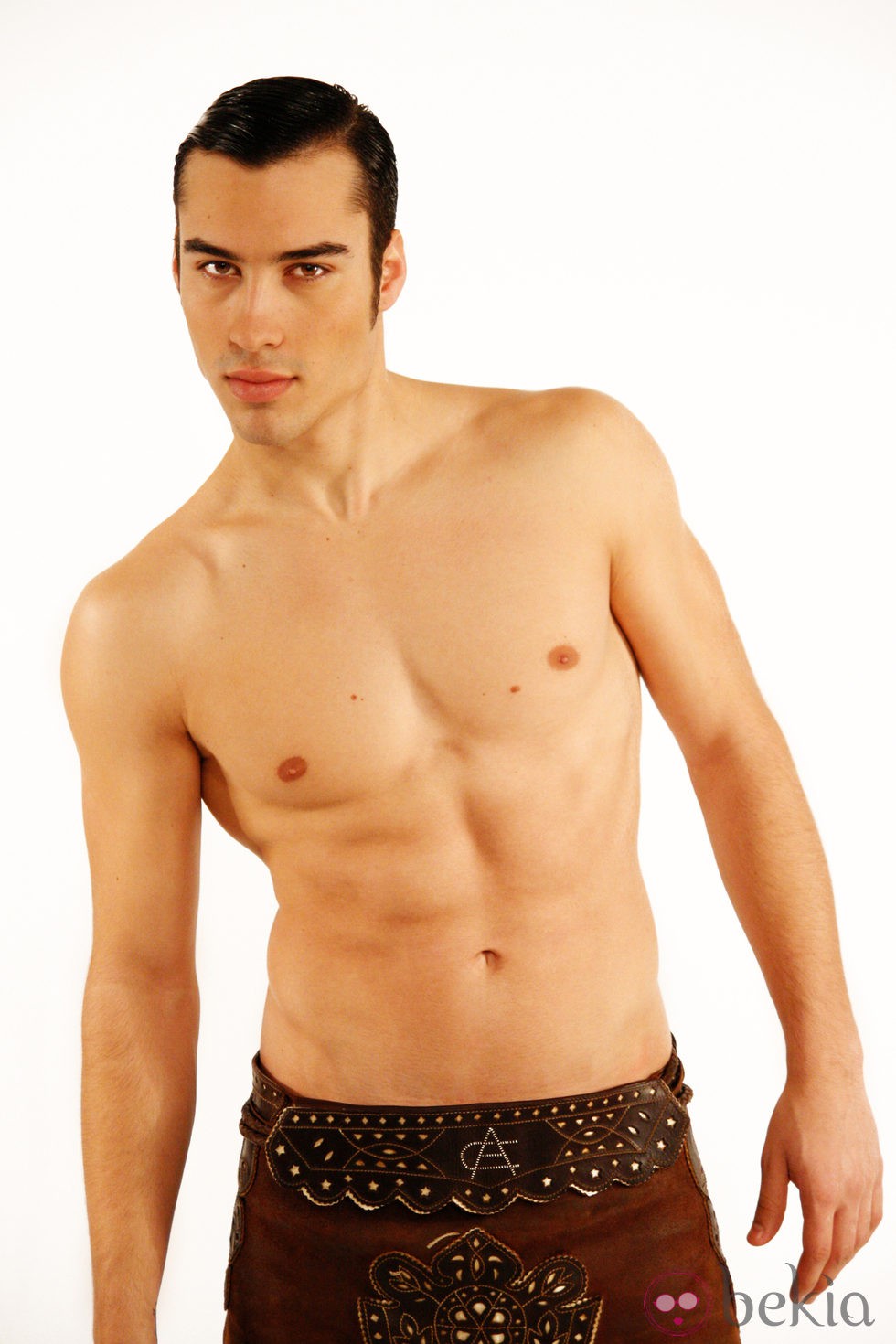 Omar Alcántara con el torso desnudo