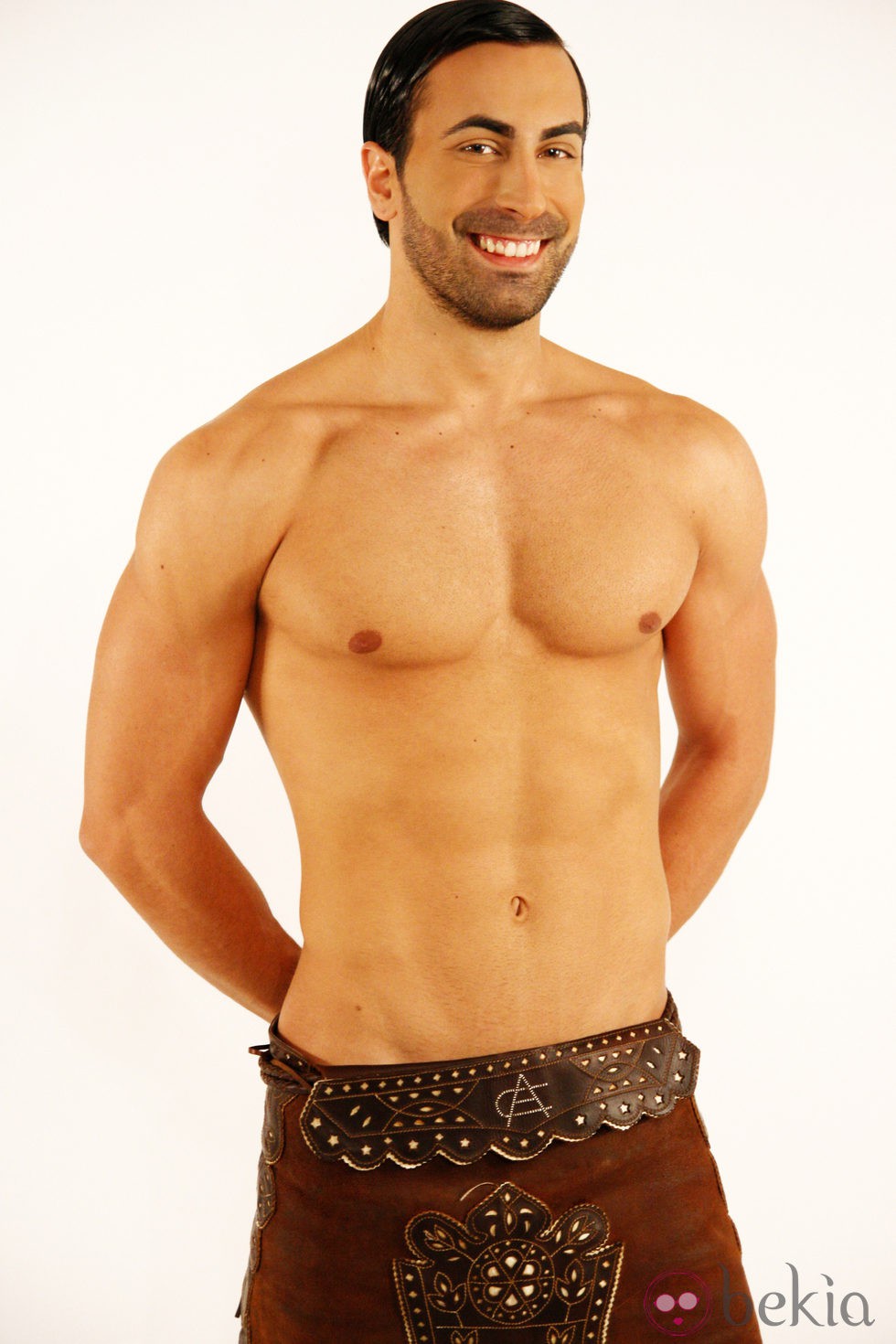 Carlos Añón con el torso desnudo