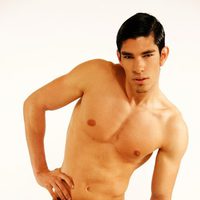 Antonio Riquelme con el torso desnudo