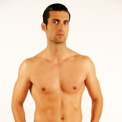 Juan Manuel Suárez con el torso desnudo