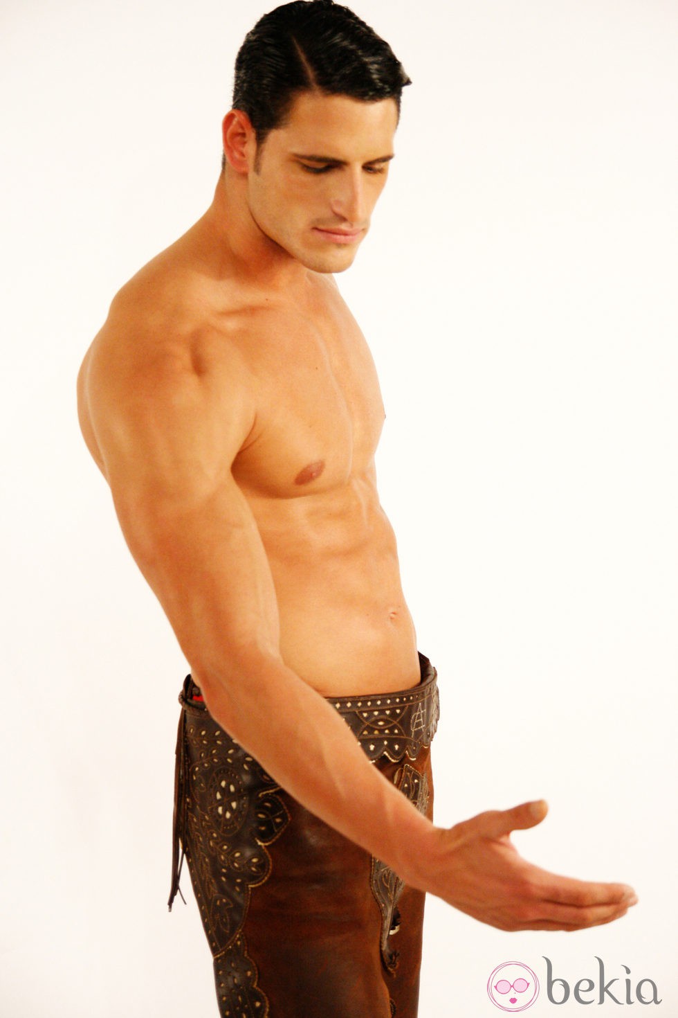 Adrián Gallardo con el torso desnudo