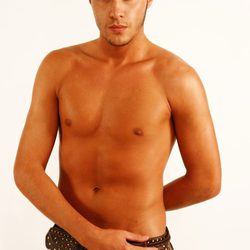 Cristian Pérez con el torso desnudo