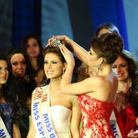 Paula Guilló corona a Andrea Huisgen como Miss España 2011