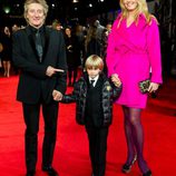 Rod Stewart, Penny Lancaster y su hijo Alastair en el estreno de 'Hugo' en Londres