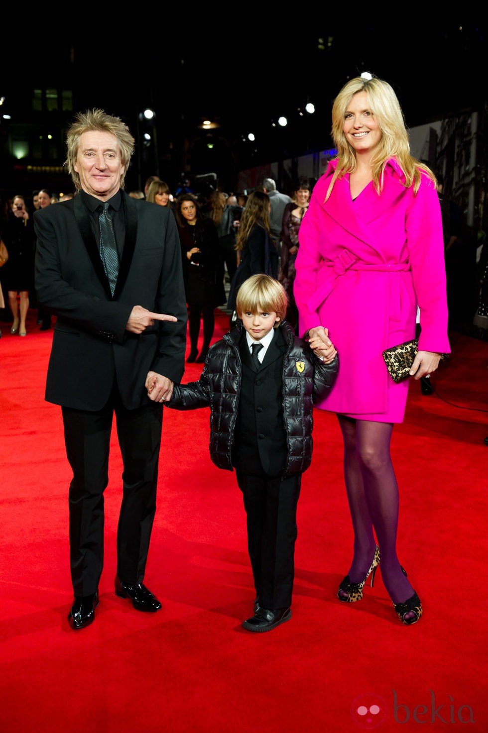 Rod Stewart, Penny Lancaster y su hijo Alastair en el estreno de 'Hugo' en Londres