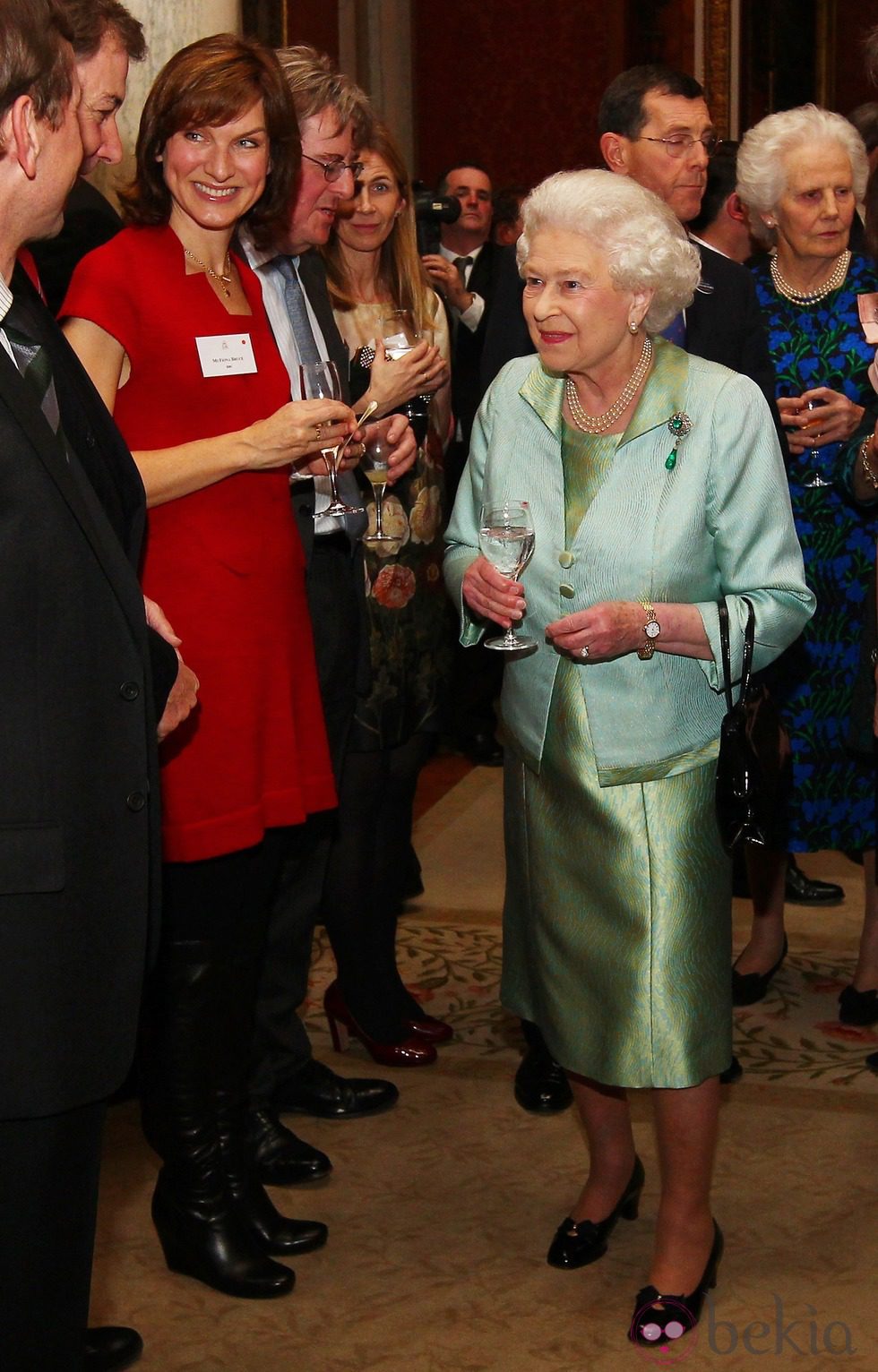 La Reina Isabel II en la recepción a la prensa en Buckingham Palace