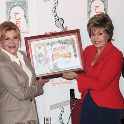 Laura Valenzuela y la Baronesa Thyssen posan con el Garbanzo de Plata 2011