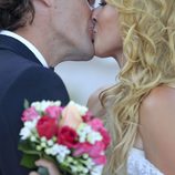 Carolina Cerezuela y Carlos Moyá se besan el día de su boda