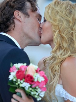Carolina Cerezuela y Carlos Moyá se besan el día de su boda