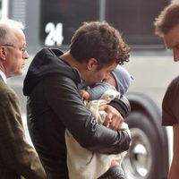 Orlando Bloom besa a su hijo Flynn