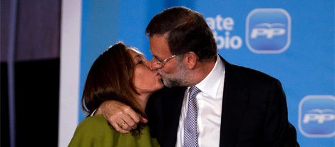 Mariano Rajoy besa a su mujer Elvira Fernández Balboa tras el 20-N