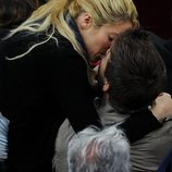 Shakira y Gerard Piqué besándose durante un partido de fútbol