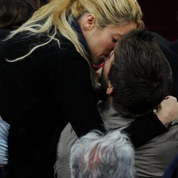 Shakira y Gerard Piqué besándose durante un partido de fútbol