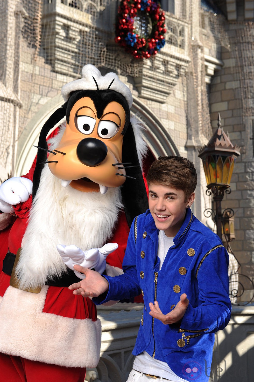 Justin Bieber junto a Goofy en Disney World Florida