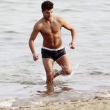 Maxi Iglesias con el torso desnudo en las playas de Ibiza