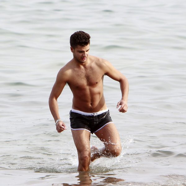 Maxi Iglesias con el torso desnudo en las playas de Ibiza.